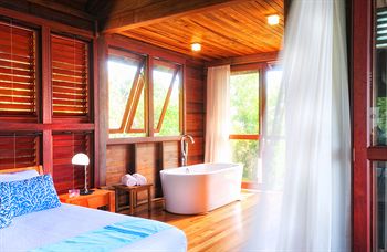 Deep Soaking Bathtub